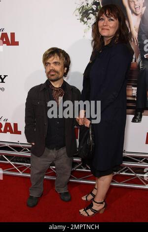 Schauspieler Peter Dinklage und Ehefrau Erica Schmidt kommen zur Weltpremiere des Comedy-Remake „Death at a Funeral“, einem Film von Chris Rock, am Arclight Cinerama Dome. Los Angeles, Kalifornien. 04/12/10. . Stockfoto