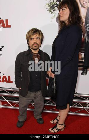 Schauspieler Peter Dinklage und Ehefrau Erica Schmidt kommen zur Weltpremiere des Comedy-Remake „Death at a Funeral“, einem Film von Chris Rock, am Arclight Cinerama Dome. Los Angeles, Kalifornien. 04/12/10. . Stockfoto