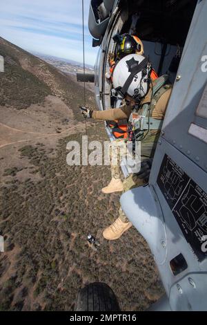 221117-N-EV253-1249 SAN DIEGO (17. Nov. 2022) – US Naval Aircewmen (Helicopter) arbeiten zusammen mit Vertretern von Air Rescue Systems (ARS) daran, Personal in einen MH-60s Seahawk Helikopter zu befördern, der den „Merlins“ der Helicopter Sea Combat Squadron (HSC) 3 im Rahmen eines dynamischen Proof Concept-Kurses zugewiesen wurde. Der Kurs, der von dem Leiter des Such- und Rettungsmodells (SARMM) des HSC-3 geleitet wurde, wurde konzipiert, um Navy-Piloten und -Besatzungen die Physik hinter dem Anheben von Hubschraubern und neue Techniken zu vermitteln, um sichere und effiziente dynamische Hebevorrichtungen durchzuführen. Sonstiges Stockfoto