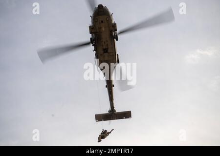 221117-N-EV253-2055 SAN DIEGO (17. Nov. 2022) – Ein US Naval Aircewmen (Helicopter) wendet während eines dynamischen Proof-of-Concept-Kurses dynamische Hebetechniken eines MH-60s Seahawk-Hubschraubers an, der den „Merlins“ der Helicopter Sea Combat Squadron (HSC) 3 zugewiesen wurde. Während des Kurses, der von dem Leiter des Such- und Rettungsmodells (SARMM) des HSC-3 geleitet wurde, arbeiteten Piloten zusammen mit Vertretern von Air Rescue Systems (ARS), die Navy-Piloten und -Besatzungen die physikalischen Grundlagen des Helikopterhobens und neue Techniken lehrten, um eine sichere und effiziente Dynamik zu gewährleisten Stockfoto