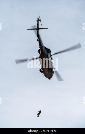 221117-N-EV253-1742 SAN DIEGO (17. Nov. 2022) – Ein US Naval Aircewmen (Helicopter) wendet während eines dynamischen Proof-of-Concept-Kurses dynamische Hebetechniken eines MH-60s Seahawk-Hubschraubers an, der den „Merlins“ der Helicopter Sea Combat Squadron (HSC) 3 zugewiesen wurde. Während des Kurses, der von dem Leiter des Such- und Rettungsmodells (SARMM) des HSC-3 geleitet wurde, arbeiteten Piloten zusammen mit Vertretern von Air Rescue Systems (ARS), die Navy-Piloten und -Besatzungen die physikalischen Grundlagen des Helikopterhobens und neue Techniken lehrten, um eine sichere und effiziente Dynamik zu gewährleisten Stockfoto