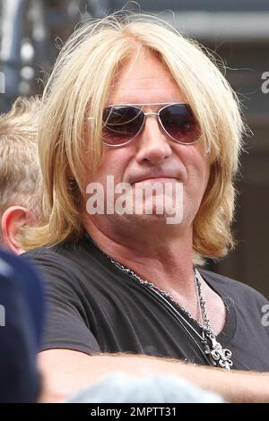 DEF Leppard spielt während einer Fernsehshow im Einkaufszentrum Grove ein akustisches Set. Los Angeles, Kalifornien. 1. Juni 2012 Stockfoto