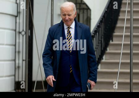 Washington, DC, USA. 31. Januar 2023. US-Präsident Joe Biden verlässt das Weiße Haus und verlässt den South Lawn mit Marine One auf dem Weg nach New York City, Washington, DC, USA, am 31. Januar 2023. Biden reist nach New York, um über das parteiübergreifende Infrastrukturgesetz zu sprechen. Kredit: Michael Reynolds/Pool über CNP/dpa/Alamy Live News Stockfoto