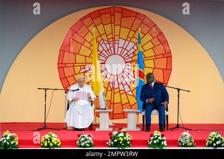 Vatikan, Vatikan. 31. Januar 2023. Italien, Kongo, 2023/1/31.Papst Franziskus sitzt neben dem Präsidenten der Demokratischen Republik Kongo (DR Kongo) Felix Tshisekedi (R) im Palais de la Nation in Kinshasa, Foto der DRK von Vatikanischen Medien/katholische Presse FOTO BESCHRÄNKT AUF REDAKTIONELLE VERWENDUNG - KEIN MARKETING - KEINE WERBEKAMPAGNEN Kreditlinie: Unabhängige Fotoagentur/Alamy Live News Stockfoto