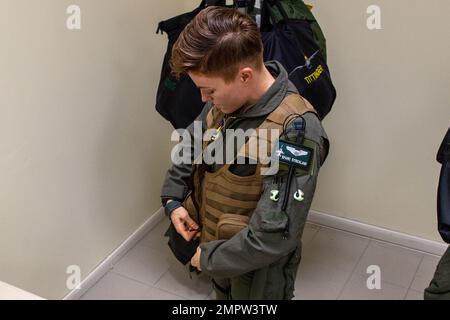 Capt. Michelle Strickland, 555. Kampfgeschwader F-16 Fighting Falcon Pilot, bereitet sich auf den Flug während der Übung Falcon Strike 2022 auf dem Luftwaffenstützpunkt Amendola, Italien, am 17. November 2022 vor. Falcon Strike 22 gab mehreren NATO-Nationen die Gelegenheit, Wissen und operative Verfahren miteinander auszutauschen. Stockfoto