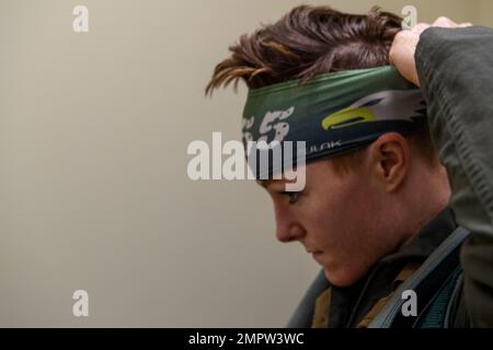 Capt. Michelle Strickland, 555. Kampfgeschwader F-16 Fighting Falcon Pilot, bereitet sich auf den Flug während der Übung Falcon Strike 2022 auf dem Luftwaffenstützpunkt Amendola, Italien, am 17. November 2022 vor. Falcon Strike 22 gab mehreren NATO-Nationen die Gelegenheit, Wissen und operative Verfahren miteinander auszutauschen. Stockfoto