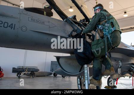 Capt. Michelle Strickland, 555. Kampfgeschwader F-16 Fighting Falcon Pilot, bereitet sich auf den Flug während der Übung Falcon Strike 2022 auf dem Luftwaffenstützpunkt Amendola, Italien, am 17. November 2022 vor. Falcon Strike 22 gab mehreren NATO-Nationen die Gelegenheit, Wissen und operative Verfahren miteinander auszutauschen. Stockfoto