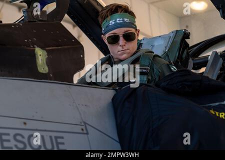 Capt. Michelle Strickland, 555. Kampfgeschwader F-16 Fighting Falcon Pilot, bereitet sich auf den Flug während der Übung Falcon Strike 2022 auf dem Luftwaffenstützpunkt Amendola, Italien, am 17. November 2022 vor. Falcon Strike 22 gab mehreren NATO-Nationen die Gelegenheit, Wissen und operative Verfahren miteinander auszutauschen. Stockfoto