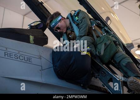 Capt. Michelle Strickland, 555. Kampfgeschwader F-16 Fighting Falcon Pilot, bereitet sich auf den Flug während der Übung Falcon Strike 2022 auf dem Luftwaffenstützpunkt Amendola, Italien, am 17. November 2022 vor. Falcon Strike 22 gab mehreren NATO-Nationen die Gelegenheit, Wissen und operative Verfahren miteinander auszutauschen. Stockfoto