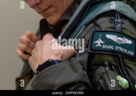 Capt. Michelle Strickland, 555. Kampfgeschwader F-16 Fighting Falcon Pilot, bereitet sich auf den Flug während der Übung Falcon Strike 2022 auf dem Luftwaffenstützpunkt Amendola, Italien, am 17. November 2022 vor. Falcon Strike 22 gab mehreren NATO-Nationen die Gelegenheit, Wissen und operative Verfahren miteinander auszutauschen. Stockfoto