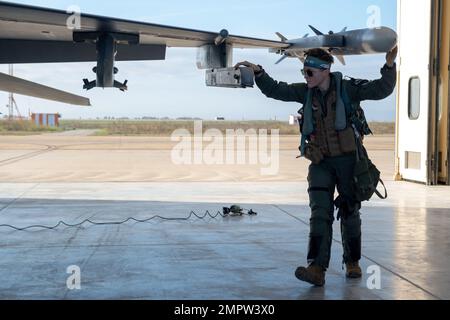 Capt. Michelle Strickland, 555. Kampfgeschwader F-16 Fighting Falcon Pilot, bereitet sich auf den Flug während der Übung Falcon Strike 2022 auf dem Luftwaffenstützpunkt Amendola, Italien, am 17. November 2022 vor. Falcon Strike 22 gab mehreren NATO-Nationen die Gelegenheit, Wissen und operative Verfahren miteinander auszutauschen. Stockfoto