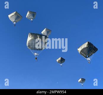 USA Am 18. November 2022 führen Militär-Fallschirmjäger, die dem 54.. Brigadeingenieurbataillon zugeteilt sind, eine Luftoperation über der Frida Drop Zone in Italien durch. Die 173.. Brigade ist die USA Die Krisenreaktionstruppe der Armee in Europa, die rasch verlegbare Truppen in die Zuständigkeitsbereiche der Vereinigten Staaten in Europa, Afrika und Zentralkommando entsendet. Forward wurde in Italien und Deutschland eingesetzt und trainiert routinemäßig neben NATO-Verbündeten und -Partnern, um Partnerschaften aufzubauen und das Bündnis zu stärken. Stockfoto