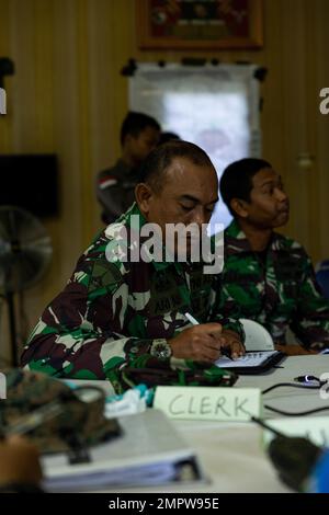 Ein indonesischer Marine mit 7. Infanterie-Bataillon, 4. Marinebrigade, macht während einer kombinierten Befehls- und Kontrollklasse während der Keris Marine Exercise (MAREX) 23 auf dem Stützpunkt des 7. Infanteriebataillons, Lampung, Indonesien, am 18. November 2022 Notizen. Keris MAREX ist eine bilaterale Übung, die vom indonesischen nationalen Militär zwischen der Korps Marinir Republik Indonesien und den USA ausgerichtet wird Das Marinekorps konzentrierte sich auf die Förderung der militärischen Interoperabilität, die Sensibilisierung für den maritimen Bereich, die Stärkung der Beziehungen und den Ausbau der Fähigkeiten der beteiligten Streitkräfte. Marine Rotational Force Südostasien ist ein Einsatz Stockfoto