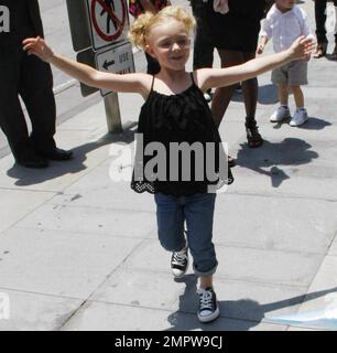 Elsie Fisher kommt am Nokia Theatre L.A. an Live für die Premiere von Universal Pictures' neuem 3-CGI-Film „Despicable Me“. Die Filmstars machten die Fahrt über den gelben Teppich, um Fotos mit Fans zu machen und Autogramme zu signieren. Los Angeles, Kalifornien. 06/27/10. Stockfoto