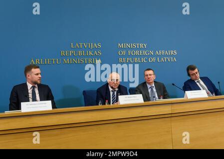 RIGA, LETTLAND. 31. Januar 2023 Gabrielius Landsbergis (1. von links), litauischer Außenminister, Zbigniew Rau (2. von links), polnischer Außenminister, Edgars Rinkevics (2. von rechts), lettischer Außenminister und Urmas Reinsalu (1. von rechts), estnischer Außenminister während der Pressekonferenz der Außenminister für die baltischen und polnischen Länder. Stockfoto