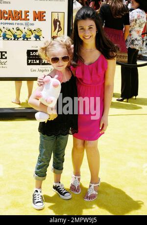 Elsie Fisher und Dana Gaier posieren auf dem gelben Teppich bei der Premiere von „Despicable Me“ im Nokia Theatre L.A. Leben. Der neue 3-D-CGI-Film von Universal Pictures mit den Stimmen von Russell Brand, Steve Carell und Julie Andrews, fand 2010 während des Los Angeles Film Festivals statt. Los Angeles, Kalifornien. 06/27/10. Stockfoto