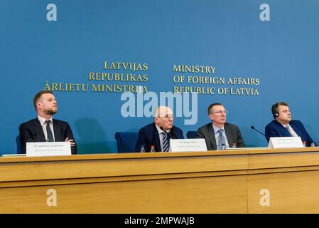 RIGA, LETTLAND. 31. Januar 2023 Gabrielius Landsbergis (1. von links), litauischer Außenminister, Zbigniew Rau (2. von links), polnischer Außenminister, Edgars Rinkevics (2. von rechts), lettischer Außenminister und Urmas Reinsalu (1. von rechts), estnischer Außenminister während der Pressekonferenz der Außenminister für die baltischen und polnischen Länder. Stockfoto