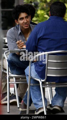 Der britische Schauspieler und Slumdog Millionaire Dev Patel genießen ein Mittagessen und ein Gespräch mit einem Freund bei der Konversation in West Hollywood, Kalifornien. 11/12/09. Stockfoto