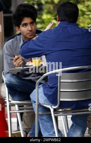 Der britische Schauspieler und Slumdog Millionaire Dev Patel genießen ein Mittagessen und ein Gespräch mit einem Freund bei der Konversation in West Hollywood, Kalifornien. 11/12/09. Stockfoto
