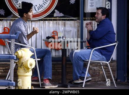 Der britische Schauspieler und Slumdog Millionaire Dev Patel genießen ein Mittagessen und ein Gespräch mit einem Freund bei der Konversation in West Hollywood, Kalifornien. 11/12/09. Stockfoto