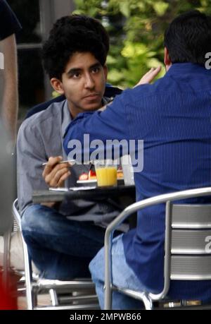 Der britische Schauspieler und Slumdog Millionaire Dev Patel genießen ein Mittagessen und ein Gespräch mit einem Freund bei der Konversation in West Hollywood, Kalifornien. 11/12/09. Stockfoto
