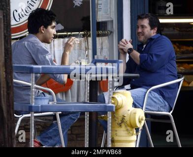 Der britische Schauspieler und Slumdog Millionaire Dev Patel genießen ein Mittagessen und ein Gespräch mit einem Freund bei der Konversation in West Hollywood, Kalifornien. 11/12/09. Stockfoto
