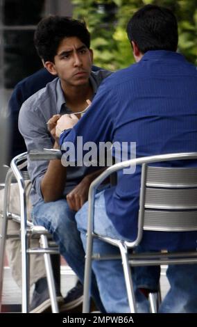Der britische Schauspieler und Slumdog Millionaire Dev Patel genießen ein Mittagessen und ein Gespräch mit einem Freund bei der Konversation in West Hollywood, Kalifornien. 11/12/09. Stockfoto
