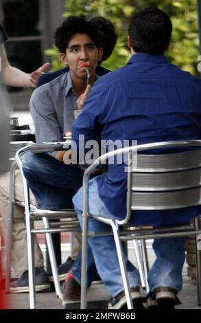 Der britische Schauspieler und Slumdog Millionaire Dev Patel genießen ein Mittagessen und ein Gespräch mit einem Freund bei der Konversation in West Hollywood, Kalifornien. 11/12/09. Stockfoto