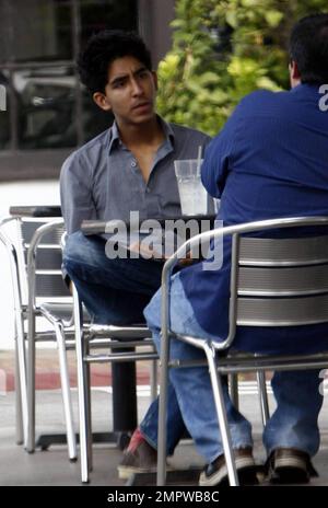 Der britische Schauspieler und Slumdog Millionaire Dev Patel genießen ein Mittagessen und ein Gespräch mit einem Freund bei der Konversation in West Hollywood, Kalifornien. 11/12/09. Stockfoto