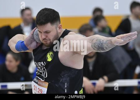 Nehvizdy, Tschechische Republik. 31. Januar 2023. Andrei Toader aus Rumänien tritt am 31. Januar 2023 in Nehvizdy bei der Indoor-Leichtathletikkonferenz der Kategorie Silber der World Indoor Tour in Shot Put an. Kredit: Josef Vostarek/CTK Photo/Alamy Live News Stockfoto