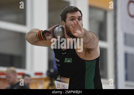 Nehvizdy, Tschechische Republik. 31. Januar 2023. Victor Petersson aus Schweden tritt am 31. Januar 2023 in Nehvizdy bei der Indoor-Leichtathletikkonferenz der Kategorie Silber der World Indoor Tour in die Shoot Put. Kredit: Josef Vostarek/CTK Photo/Alamy Live News Stockfoto