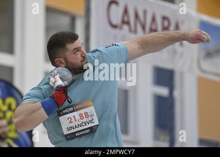 Nehvizdy, Tschechische Republik. 31. Januar 2023. Armin Sinancevic aus Serbien tritt am 31. Januar 2023 in Nehvizdy bei der Hallen-Sportveranstaltung Stars in Nehvizdy in der Silber-Kategorie der World Indoor Tour in Shot Put an. Kredit: Josef Vostarek/CTK Photo/Alamy Live News Stockfoto