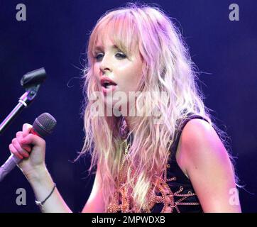 Die britische Sängerin Diana Vickers veranstaltet am zweiten Tag des 15. Jährlichen V Festival 2010 im Hylands Park eine leidenschaftliche Show. Und trotz Regen sang Vickers weiter und zeigte ihre Bewegungen und ihren Mittelfuß in einer Hose mit hohem Bund und einem Oberteil mit Kettendetail. Essex, Großbritannien. 08/22/10. Stockfoto