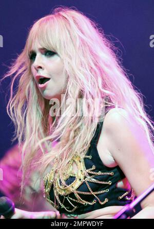 Die britische Sängerin Diana Vickers veranstaltet am zweiten Tag des 15. Jährlichen V Festival 2010 im Hylands Park eine leidenschaftliche Show. Und trotz Regen sang Vickers weiter und zeigte ihre Bewegungen und ihren Mittelfuß in einer Hose mit hohem Bund und einem Oberteil mit Kettendetail. Essex, Großbritannien. 08/22/10. Stockfoto