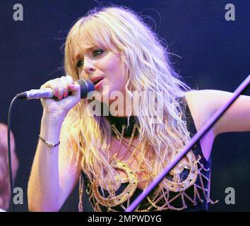 Die britische Sängerin Diana Vickers veranstaltet am zweiten Tag des 15. Jährlichen V Festival 2010 im Hylands Park eine leidenschaftliche Show. Und trotz Regen sang Vickers weiter und zeigte ihre Bewegungen und ihren Mittelfuß in einer Hose mit hohem Bund und einem Oberteil mit Kettendetail. Essex, Großbritannien. 08/22/10. Stockfoto