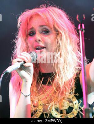 Die britische Sängerin Diana Vickers veranstaltet am zweiten Tag des 15. Jährlichen V Festival 2010 im Hylands Park eine leidenschaftliche Show. Und trotz Regen sang Vickers weiter und zeigte ihre Bewegungen und ihren Mittelfuß in einer Hose mit hohem Bund und einem Oberteil mit Kettendetail. Essex, Großbritannien. 08/22/10. Stockfoto