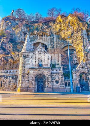 Die Steinfassade der Felskapelle des Klosters Pauline auf dem Gellert-Hügel in Budapest, Ungarn Stockfoto