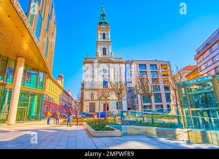 BUDAPEST, UNGARN - 2. MÄRZ 2022: Renovierter Szervita-Platz mit historischem St. Anne Parish Church, am 2. März in Budapest Stockfoto