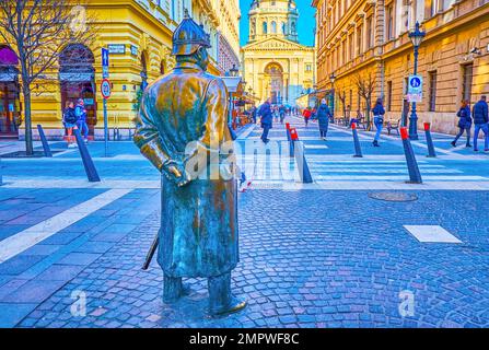 BUDAPEST, UNGARN - 2. MÄRZ 2022: Die Statue des fetten Polizisten von Illyes Andras in der Fußgängerzone des zentralen Bezirks, am 2. März in Budapes Stockfoto