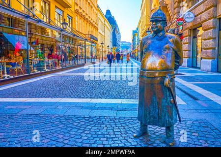 BUDAPEST, UNGARN - 2. MÄRZ 2022: Der fette Polizist mit glänzendem Bauch, befindet sich in der Fußgängerzone Zrinyi Street, am 2. März in Budapest Stockfoto