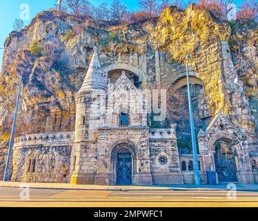 Neoromaneske Fassade des historischen Gellert Hill Cave Klosters am Ufer der Donau in Budapest, Ungarn Stockfoto