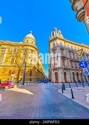 Angenehmer Spaziergang durch atemberaubende Gebäude im Herzen des Viertels Pest, dem Geschäftsviertel der Stadt Budapest, Ungarn Stockfoto