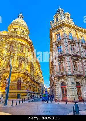 BUDAPEST, UNGARN - 2. MÄRZ 2022: Monumentale Architektur des Pest-Viertels, Ferenciek-Tere-Platz, am 2. März in Budapest Stockfoto