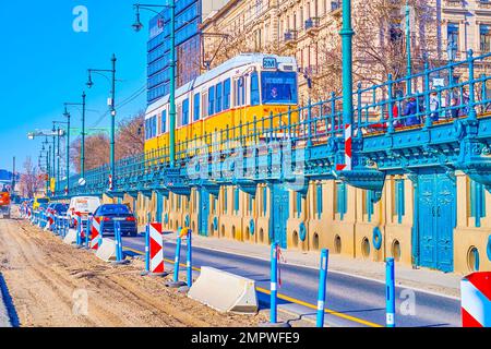 BUDAPEST, UNGARN - 2. MÄRZ 2022: Renovierung der Jane Haining rkp Straße entlang der Donau mit historischer Straßenbahnlinie, am 2. März in Budapest Stockfoto