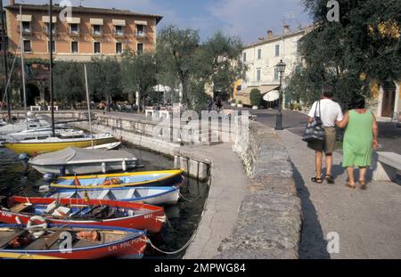 Der alte Hafen von Torri del Benaco, Gardasee, Venetien, Lombardei, Italien Stockfoto