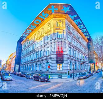 BUDAPEST, UNGARN - 2. MÄRZ 2022: House of Terror Museum mit ungewöhnlichem Rahmen auf der Andrassy Avenue, am 2. März in Budapest, Ungarn Stockfoto