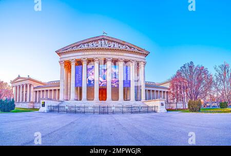 BUDAPEST, UNGARN - 2. MÄRZ 2022: Fassade des Museums der Schönen Künste mit herausragendem Portal mit Kolonnaden und Skulpturen auf Pediment, am 2. März in Buda Stockfoto