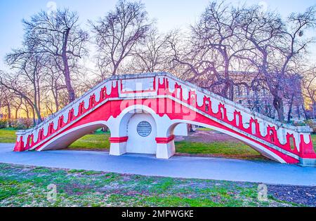 Wunsch HID (Wish Bridge) die historische Brücke, die ursprünglich über der U-Bahn-Linie erbaut wurde und heute auf dem Rasen im Stadtpark von Budapest, Ungarn, liegt Stockfoto