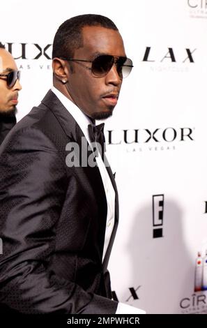 Sean Combs (auch bekannt als Diddy) zeigt seine riesigen Diamantringe und seinen auffälligen Smoking, während er im LAX Nightclub im Luxor Hotel and Casino auf dem roten Teppich spaziert, wo er die Silvesterparty des Clubs veranstaltete. Las Vegas, Nevada 12/31/10. Stockfoto