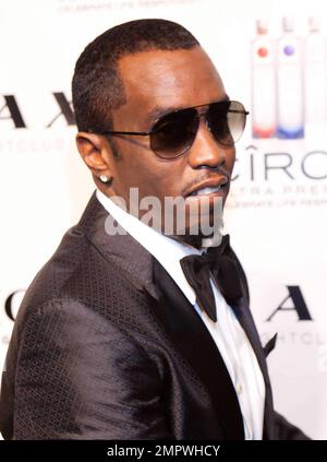 Sean Combs (auch bekannt als Diddy) zeigt seine riesigen Diamantringe und seinen auffälligen Smoking, während er im LAX Nightclub im Luxor Hotel and Casino auf dem roten Teppich spaziert, wo er die Silvesterparty des Clubs veranstaltete. Las Vegas, Nevada 12/31/10. Stockfoto